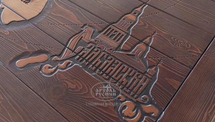 Резной главный символ города Слободской - колокольня Преображенской церкви на столешнице из массива