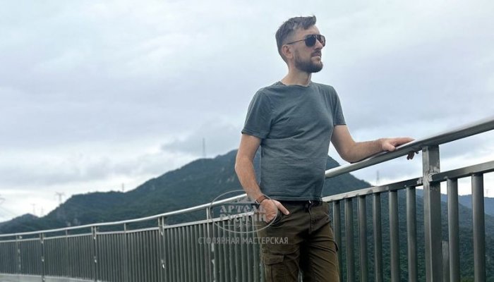 Иван Мордовин, руководитель Артель Русичи, на стеклянном мосту-водопаде «Небесные врата»