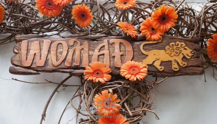 Вывеска из массива северной сосны с резной надписью для WOMAD