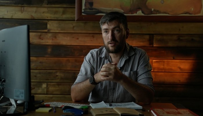 Иван Мордовин рассказывает и показывает о работах по благоустройству прилегающей к мастерской территории и общественной дороги