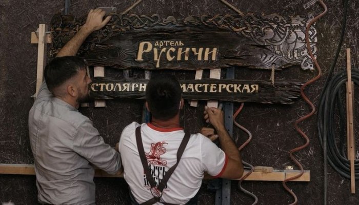 Иван Мордовин рассказывает о делах насущных в мастерской авторской мебели под старину Артель Русичи