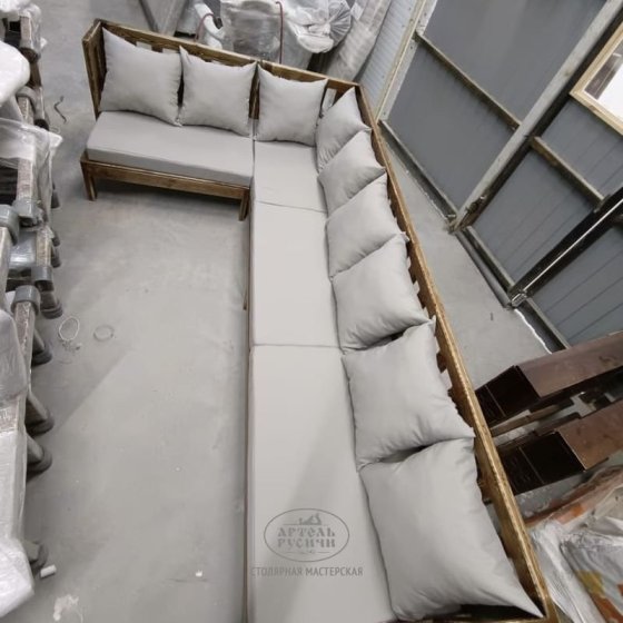 Диван-скамья из массива сосны без подлокотников с подушками «Русский лофт» для террасы