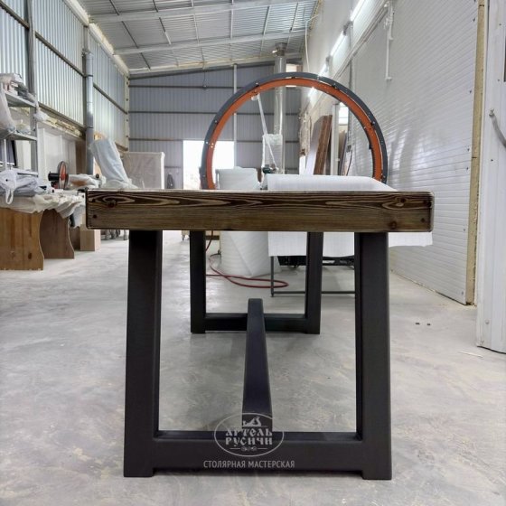 Деревянный стол в стиле лофт с металлическим подстольем