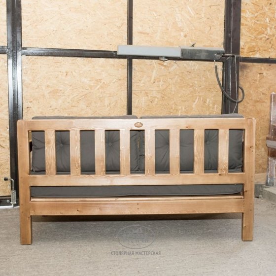 Диван-скамья из массива сосны под старину «Русский лофт» с подушками 