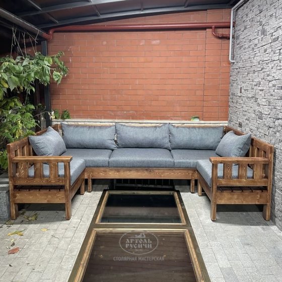 Садовый диван П-образной формы из массива дерева «Русский лофт» с мягкими подушками 