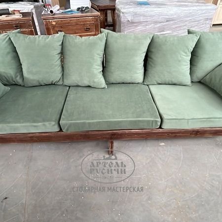 Уличный диван-скамья «Русский лофт» из массива дерева под старину с подушками