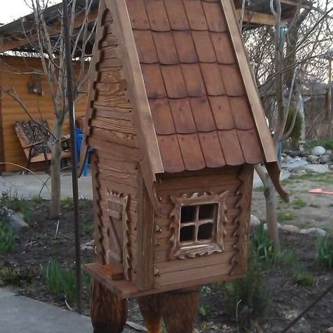  Декоративная избушка на курьих ножках из массива 
