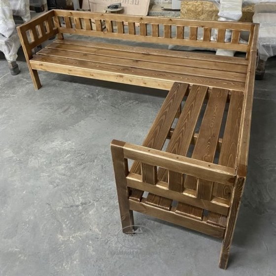 Угловой диван для лаундж зоны из массива сосны «Русский лофт»