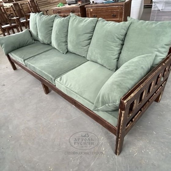 Уличный диван-скамья «Русский лофт» из массива дерева под старину с подушками