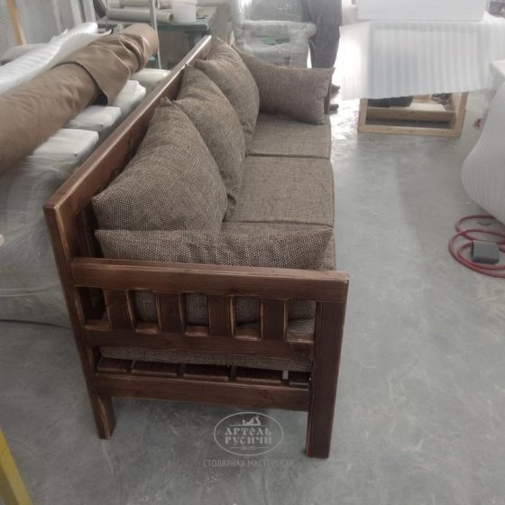 Уличный диван-скамья из массива дерева «Русский Лофт» с мягкими подушками 