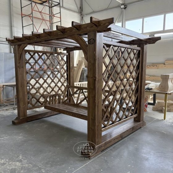 Деревянная пергола с качелями из массива северной сосны