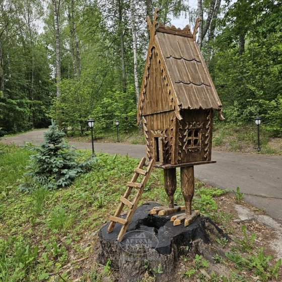  Декоративная избушка на курьих ножках из массива 