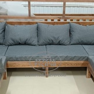 П-образный диван с мягкими подушками и журнальный столик из массива «Русский лофт» 