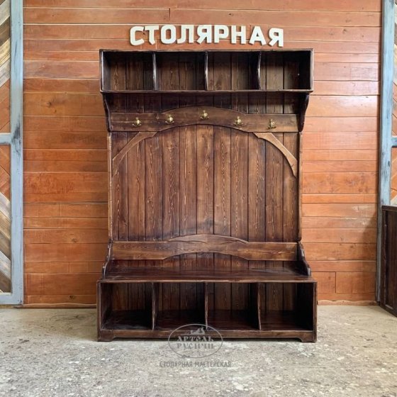 Прихожая из массива дерева - вешалка с полками для бани «Псковская»