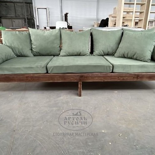 Уличный диван-скамья «Русский лофт» из массива дерева под старину с подушками