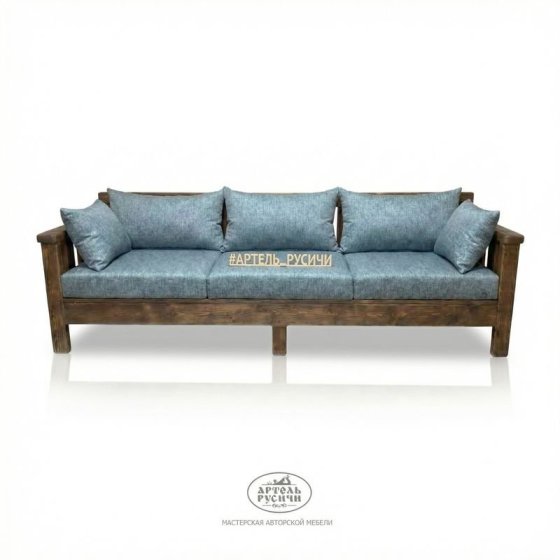 Прямой диван из массива сосны с мягкими подушками для дачи