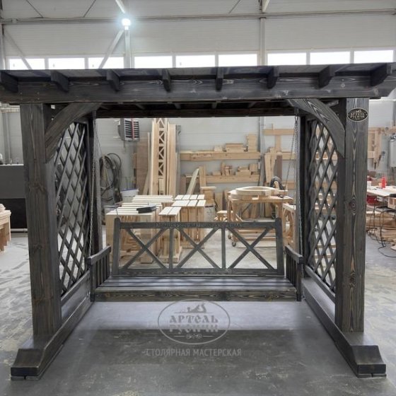 Деревянная пергола с качелями из массива северной сосны