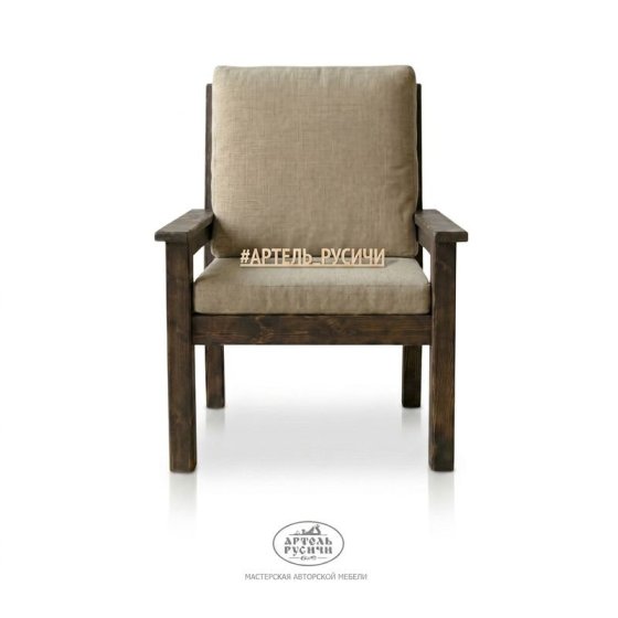 Стул из массива дерева с подлокотниками и мягкими подушками в стиле кантри