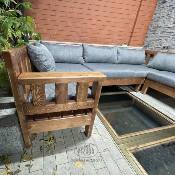 Садовый диван П-образной формы из массива дерева «Русский лофт» с мягкими подушками 