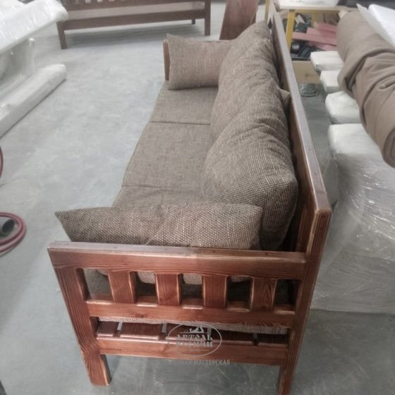 Уличный диван-скамья из массива дерева «Русский Лофт» с мягкими подушками 