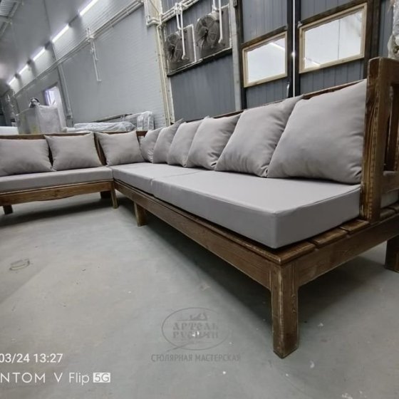 Диван-скамья из массива сосны без подлокотников с подушками «Русский лофт» для террасы