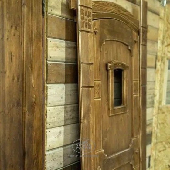 Деревянная арочная дверь под старину «Суздальская» из массива сосны с окном 