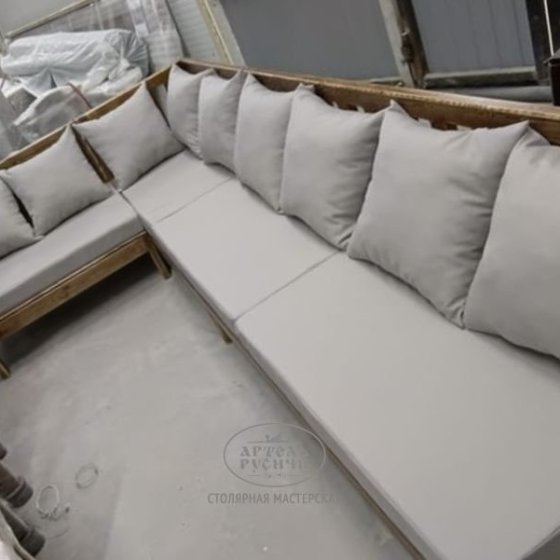 Диван-скамья из массива сосны без подлокотников с подушками «Русский лофт» для террасы