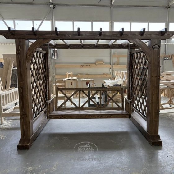 Деревянная пергола с качелями из массива северной сосны