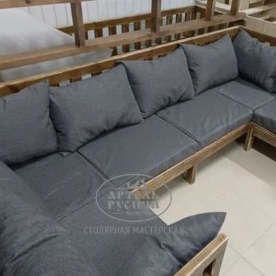 П-образный диван с мягкими подушками и журнальный столик из массива «Русский лофт» 