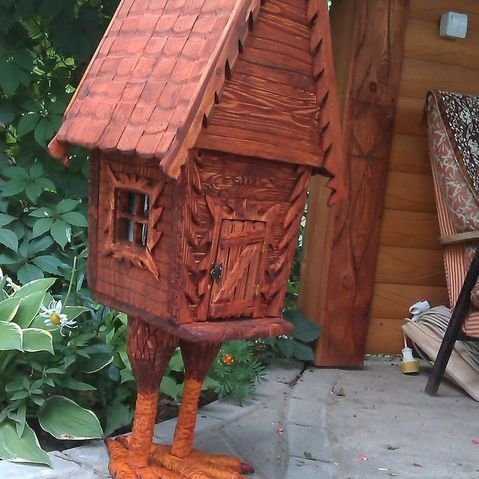  Декоративная избушка на курьих ножках из массива 