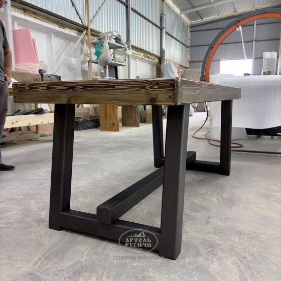 Деревянный стол в стиле лофт с металлическим подстольем