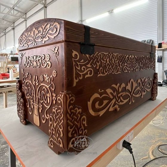 Дизайнерский деревянный сундук с резьбой 