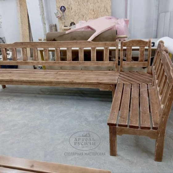 Скамья угловая из массива состаренной сосны «Ладожская»