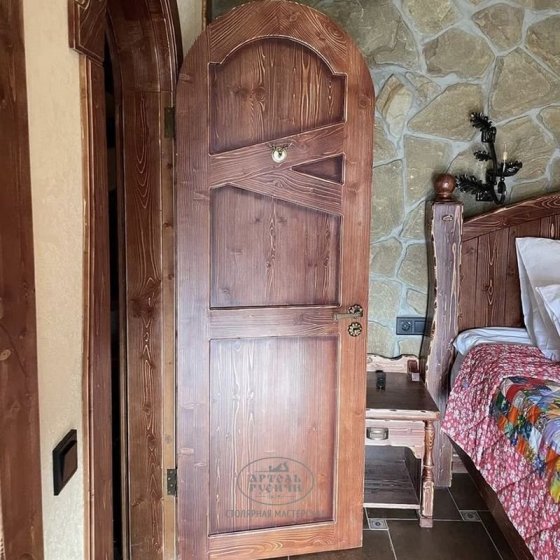 Дверь арочная из массива под старину «Псковская»