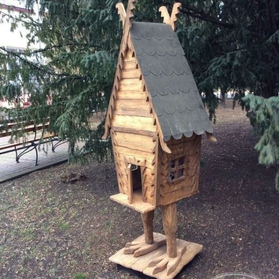  Декоративная избушка на курьих ножках из массива 