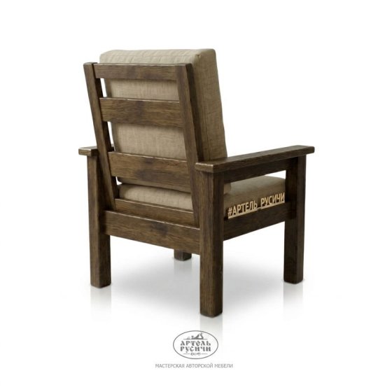 Стул из массива дерева с подлокотниками и мягкими подушками в стиле кантри