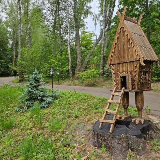  Декоративная избушка на курьих ножках из массива 