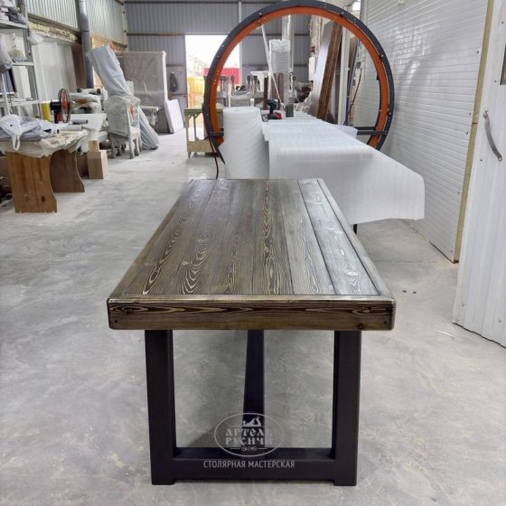Деревянный стол в стиле лофт с металлическим подстольем