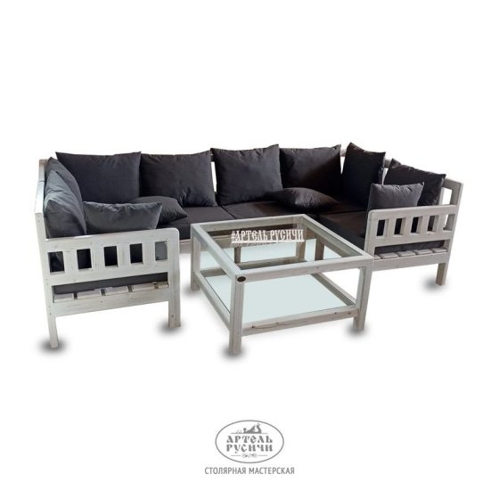 П-образный диван из массива сосны с мягкими подушками и журнальный столик «Русский лофт»