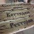 Информационные таблички и уличные указатели из дерева с надписями