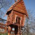  Декоративная избушка на курьих ножках из массива 