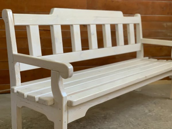 Характеристики Деревянная скамейка «Ладожская» с подлокотниками в винтажном белом цвете