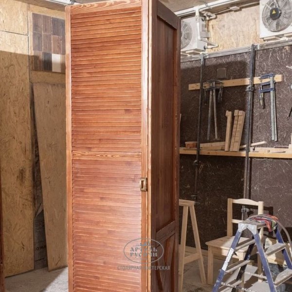 Характеристики Деревянный шкаф под старину из массива сосны «Псковский»