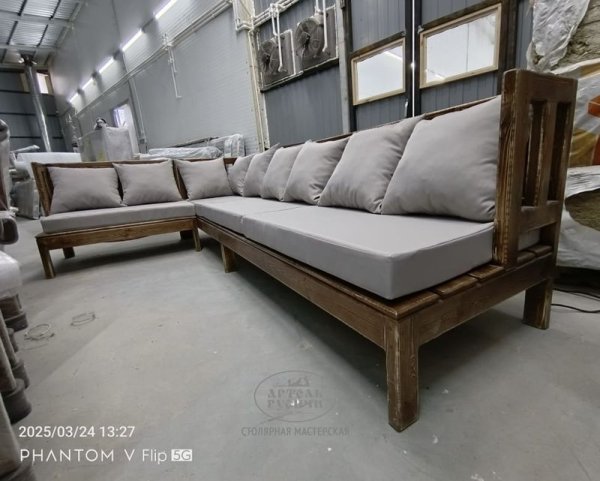 Характеристики Диван-скамья из массива сосны без подлокотников с подушками «Русский лофт» для террасы