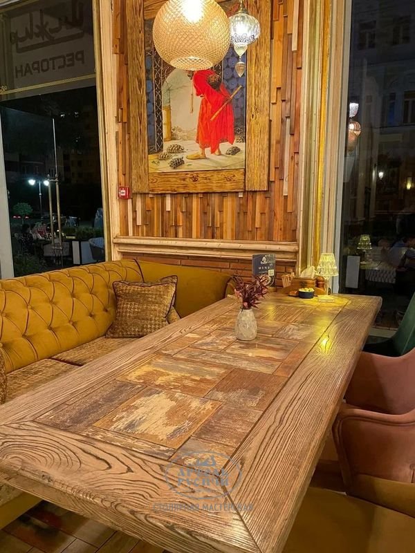 Отделка стен натуральным деревом и столешница из массива фото в интерьере ресторана