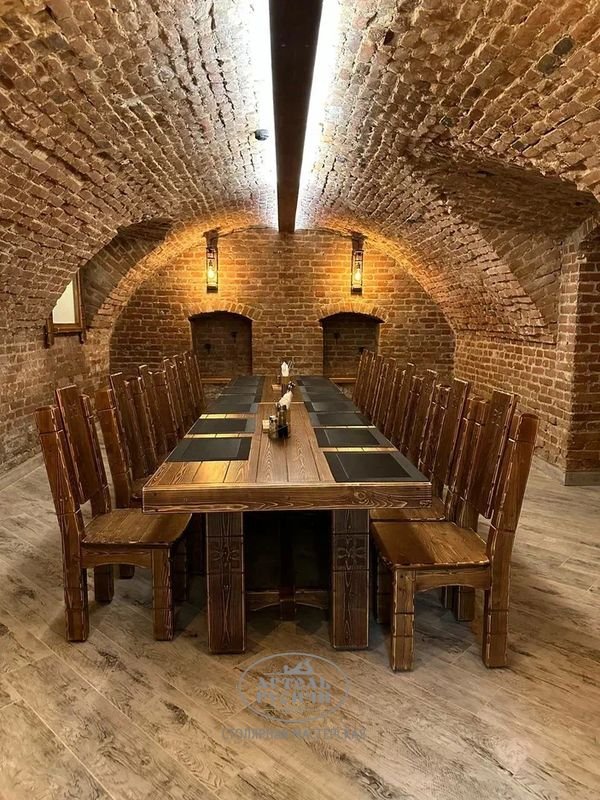 Обеденная зона из массива северной сосны под старину в интерьере ресторана фото