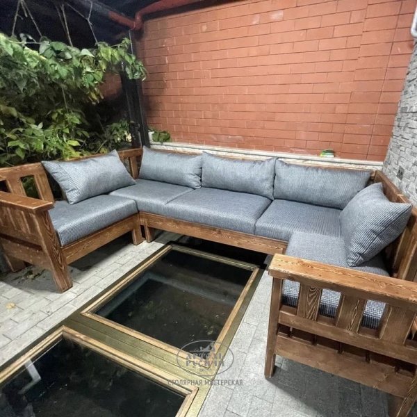 п-образный деревянный диван с подушками