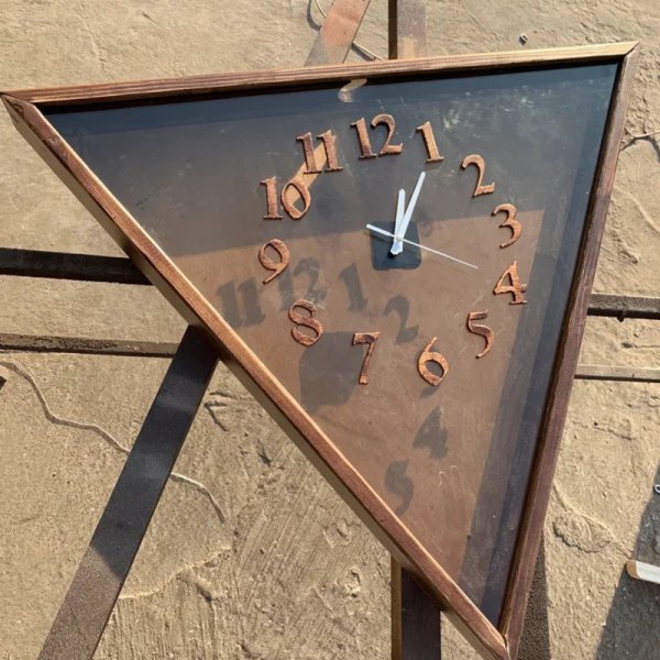 Часы настенные из массива дерева в форме треугольника