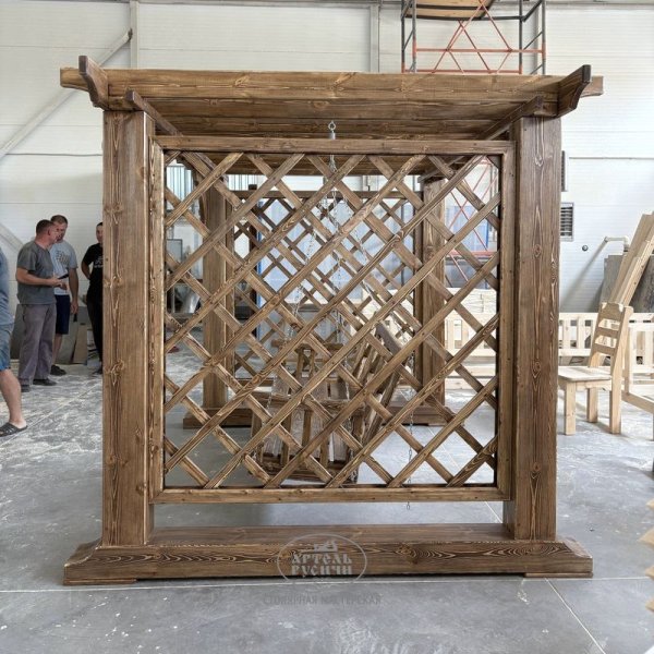 Деревянная пергола с качелями из массива северной сосны фото вид сбоку