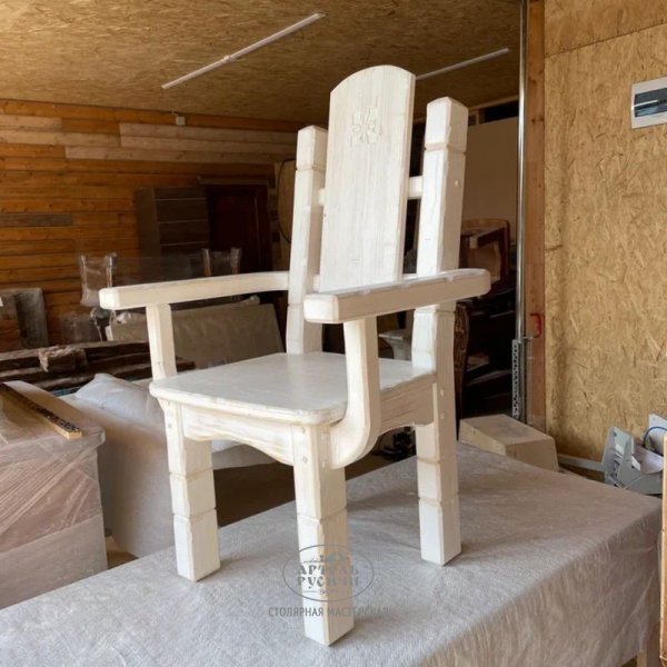 Деревянное кресло из массива сосны «Суздальское»